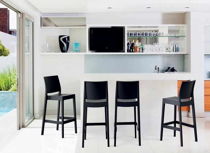 Tabouret de bar en bois massif avec repose-pieds intégré